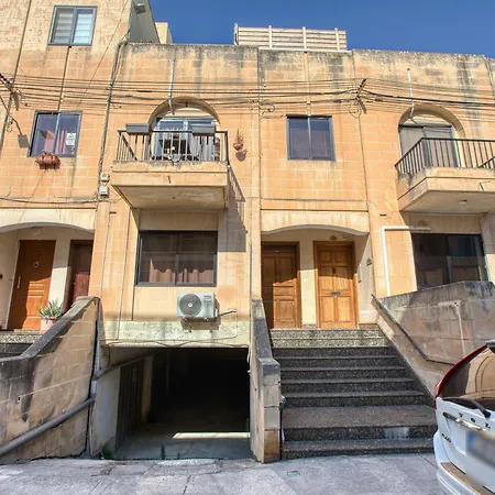 Swieqi With Private Courtyard Is-Swieqi